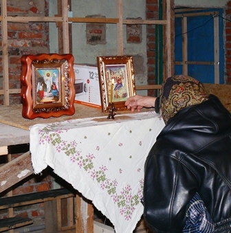 Импровизированный иконостас на месте где будет алтарь